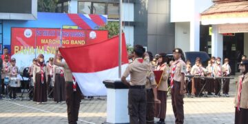Pasukan Mandala Kwarran Megamendung Kibarkan Bendera Merah Putih pada Upacara Hari Pramuka ke-61.
