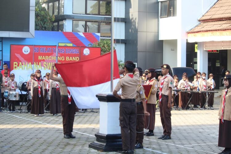 Pasukan Mandala Kwarran Megamendung Kibarkan Bendera Merah Putih pada Upacara Hari Pramuka ke-61.