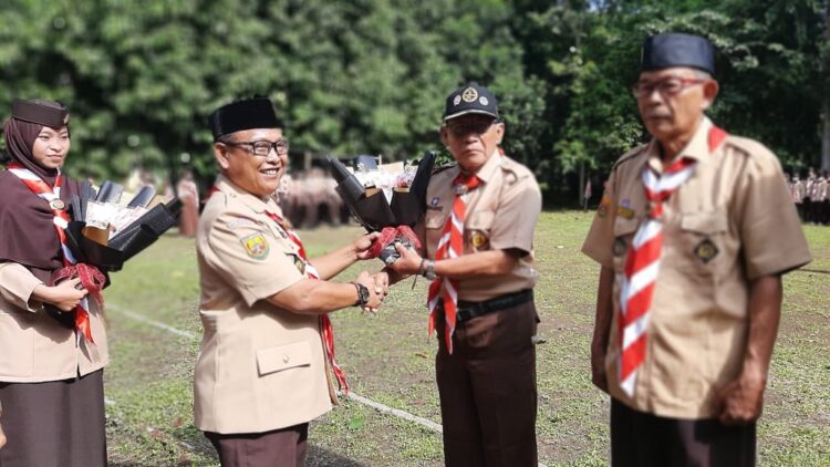 Hari Pramuka, Kwarran Rumpin Beri Penghargaan untuk Tokoh Pramuka