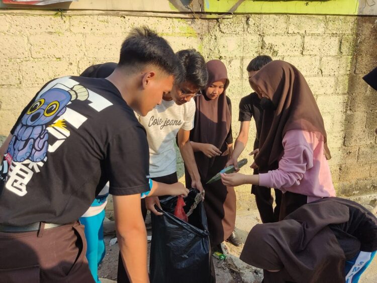 Pramuka Pangkalan SMAN 1 Citeureup Gelar Bakti Bersih-Bersih Lingkungan