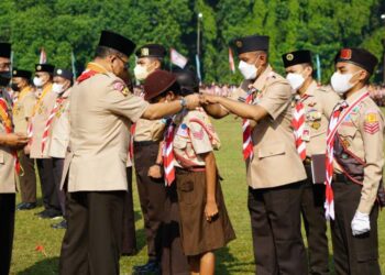 7 Penerima Tanda Penghargaan Mengikuti Penyematan Lencana pada Upacara Peringatan Hari Pramuka ke-61