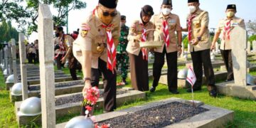 Dipimpin Ketua Kwarnas, Ratusan Pramuka Ikuti Ziarah di TMP Kalibata