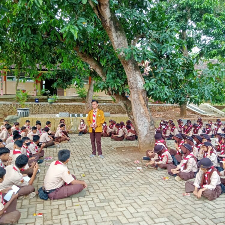 Pramuka Mengajar : Racana Arjuna-Srikandi UYR Bagikan Ilmu Kepramukaan di SMP Negeri 1 Bulu