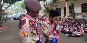 Penggalang MTs Arrasyid 1 Bogor Berlatih Penggunaan Kompas