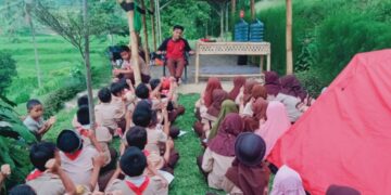 Puluhan Penggalang Pangkalan MI Sirojul Huda Ikuti Persami di Taman Firdaus