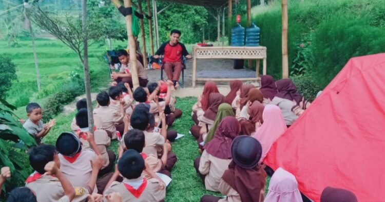 Puluhan Penggalang Pangkalan MI Sirojul Huda Ikuti Persami di Taman Firdaus