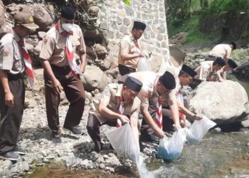 Kwarran Kebasen Gelar Aksi Lingkungan Berupa Tebar Benih Ikan