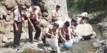 Kwarran Kebasen Gelar Aksi Lingkungan Berupa Tebar Benih Ikan