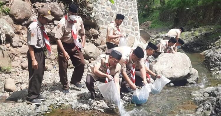 Kwarran Kebasen Gelar Aksi Lingkungan Berupa Tebar Benih Ikan