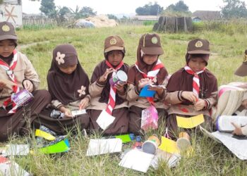 Gudep Pangkalan SDN Jambuluwuk 01 Gelar Latihan Rutin  Membuat Hasta Karya