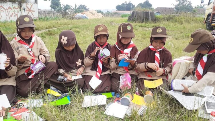 Gudep Pangkalan SDN Jambuluwuk 01 Gelar Latihan Rutin Membuat Hasta Karya