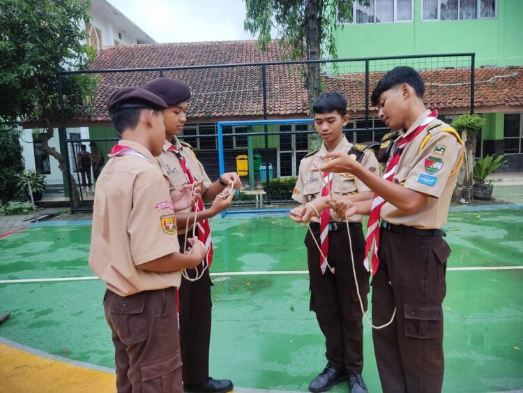 Suasana Belajar Tali-Temali Pada Latihan Rutin di Gudep Pangkalan SMAN 1 Citeureup