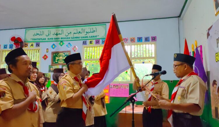 Ketua Mabigus dan Ketua Gudep MI Ma’arif NU 1 Pageraji Dilantik