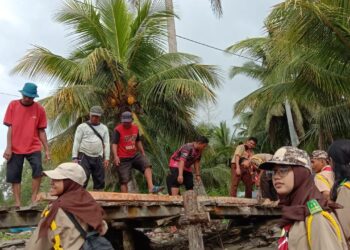 Gudep Pangkalan SMAN I Karossa Kerja Bakti Memperbaiki Jembatan Rusak