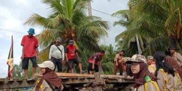 Gudep Pangkalan SMAN I Karossa Kerja Bakti Memperbaiki Jembatan Rusak