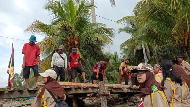 Gudep Pangkalan SMAN I Karossa Kerja Bakti Memperbaiki Jembatan Rusak
