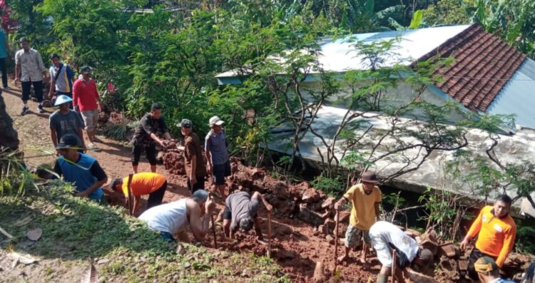 Pramuka Peduli Kwarran Somagede Bantu Penanganan Bencana Tanah Longsor
