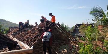 Pramuka Rembang Bedah Rumah Warga Kurang Mampu