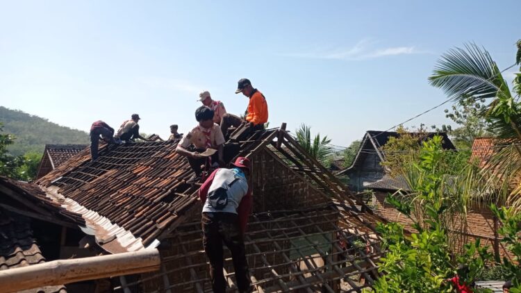 Pramuka Rembang Bedah Rumah Warga Kurang Mampu