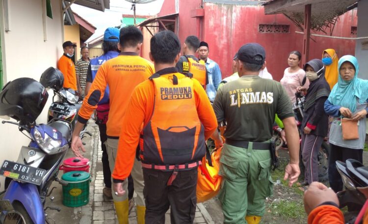 Pramuka Peduli Banyumas Bersama Tim SAR Temukan Korban Tanah Longsor