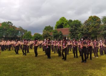 Senam Kewer-Kewer Ramaikan Latihan Pramuka di SMP Negeri 4 Purwokerto