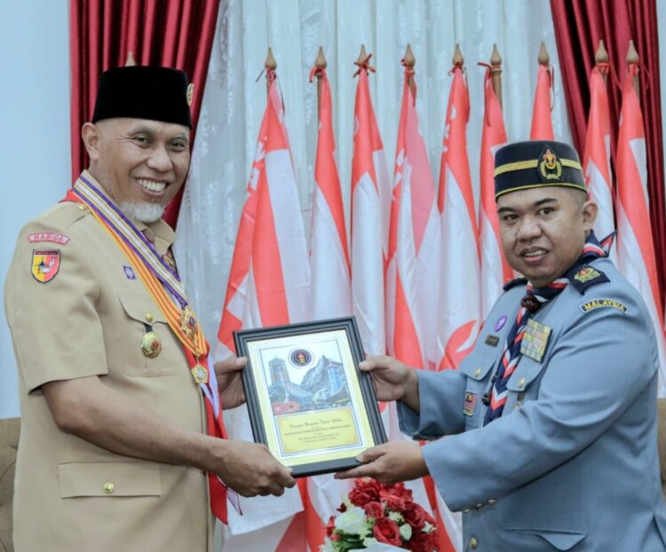 Gubernur Sumbar Mahyeldi Terima Penghargaan dari Pengakap Negeri Sabah, Malaysia