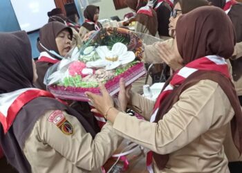 Pembina Pramuka Putri Kwarran Somagede Ikuti Pelatihan Membuat Hantaran