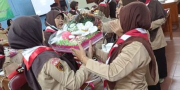 Pembina Pramuka Putri Kwarran Somagede Ikuti Pelatihan Membuat Hantaran