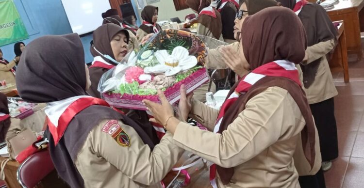 Pembina Pramuka Putri Kwarran Somagede Ikuti Pelatihan Membuat Hantaran