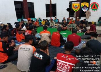 Foto: Sebelum Melangkah Mencari Korban, Setiap Malam Relawan Pramuka Gelar Rapat Evaluasi