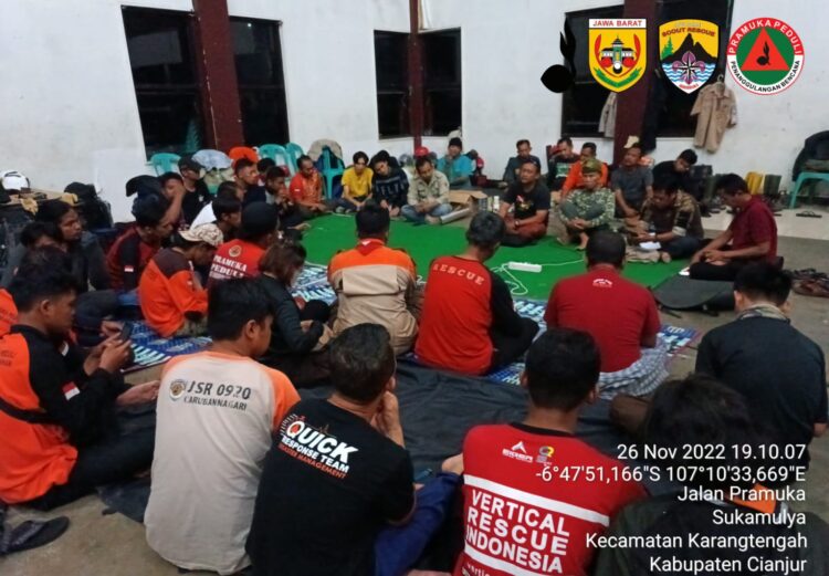 Foto: Sebelum Melangkah Mencari Korban, Setiap Malam Relawan Pramuka Gelar Rapat Evaluasi