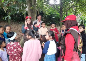 Tawa Ceria- Anak-Anak Terdampak Gempa Cianjur Saat Relawan Pramuka Bawakan Beragam Mainan