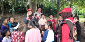 Tawa Ceria- Anak-Anak Terdampak Gempa Cianjur Saat Relawan Pramuka Bawakan Beragam Mainan