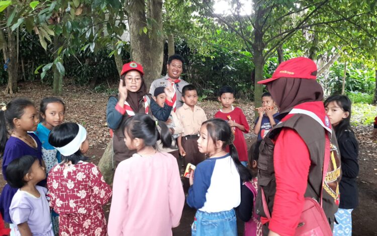 Tawa Ceria- Anak-Anak Terdampak Gempa Cianjur Saat Relawan Pramuka Bawakan Beragam Mainan