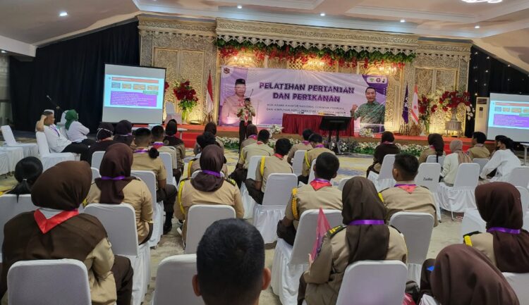 Pramuka Belajar Membuat Kompos