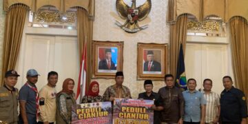 Peduli Cianjur, Bupati dan Ketua Kwarcab Rembang Serahkan Langsung Bantuan Ratusan Juta Rupiah