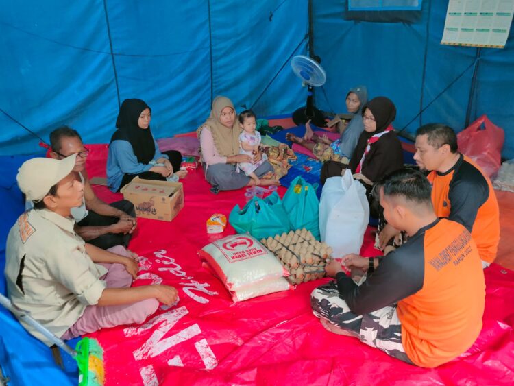 Kwarda Riau Salurkan Bantuan untuk Korban Longsor dan Kebakaran