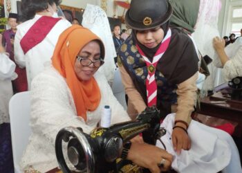 Kak Heldayati Dampingi Istri Gubernur Riau Jahit Bendera Merah Putih di Bengkulu