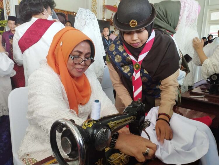 Kak Heldayati Dampingi Istri Gubernur Riau Jahit Bendera Merah Putih di Bengkulu