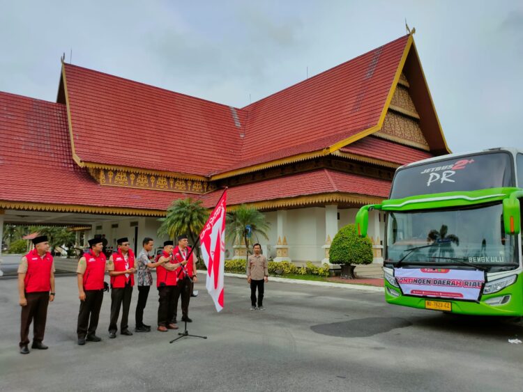 Gubernur Riau Lepas Kontingen Kwarda Riau Mengikuti Kemah Bela Negara Tingkat Nasional 2022