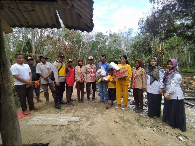 Saka Bhayangkara Polsek Mesuji Raya Bantu Keluarga Korban Kebakaran