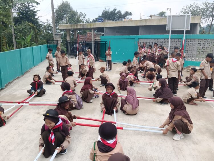 Latihan Rutin, Penggalang SD Negeri Tajurhalang 1 Belajar Penggunaan Tongkat