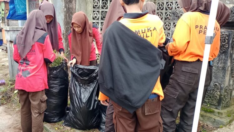 Pramuka Sumpiuh Gelar Aksi “Bersih Praja” Pungut Sampah Tahun Baru