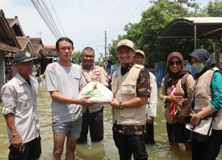 Jumat Berkah Pramuka Peduli Kwarcab Pati Sasar Korban Banjir Di Kedungpancing Juwana
