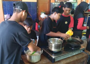 Penggalang SMP Negeri 3 Kalibagor Ikuti Ujian Kecakapan Memasak
