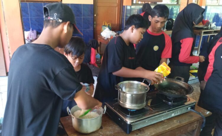 Penggalang SMP Negeri 3 Kalibagor Ikuti Ujian Kecakapan Memasak