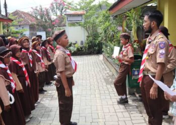 Anggota Pramuka UGM Bantu Aktivasi Latihan Pramuka SDN Tanara 1 Kabupaten Serang Selama KKN