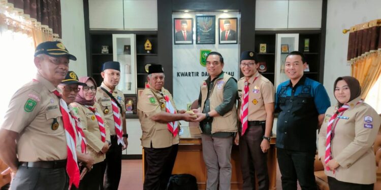 Kwarcab Indragiri Hulu Serahkan Hasil Donasi Bumbung Kemanusiaan ke Kwarda Riau