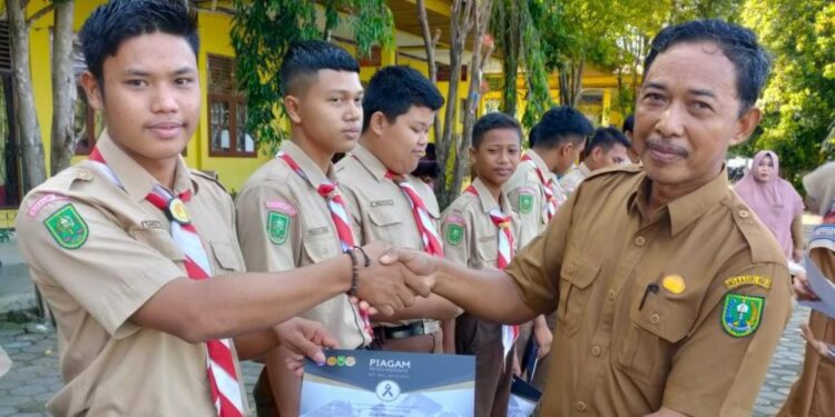 Ikut Aksi Bumbung Kemanusiaan, Pramuka SMKN 1 Rengat Barat Terima Penghargaan