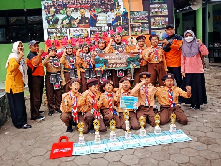 Pramuka MI Al Irsyad Kota Madiun Juara Lomba Yel-yel Tingkat Karesidenan